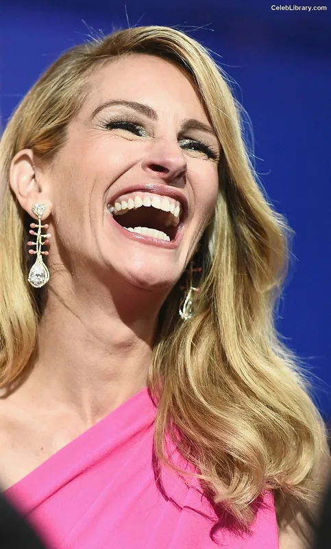 Julia Roberts photo 2 of 111