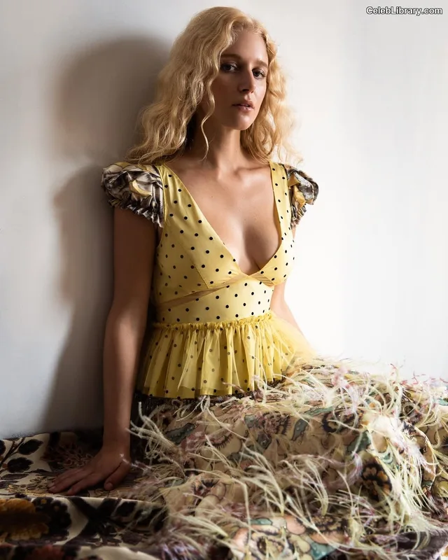 Julia Schlaepfer photo 2 of 98