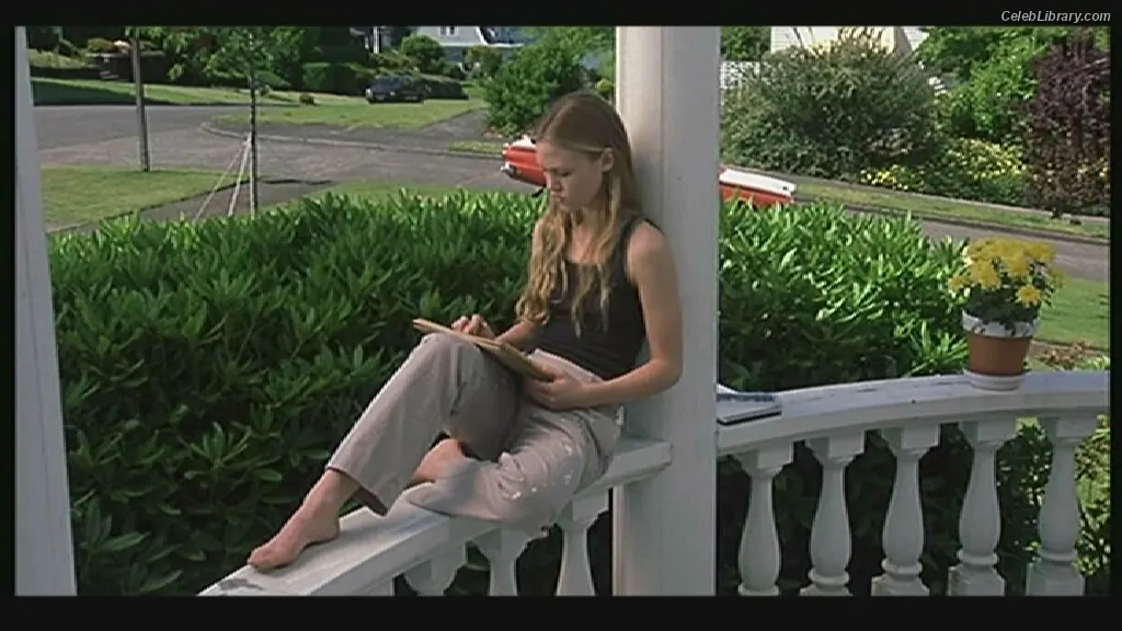 Julia Stiles photo 1 of 148