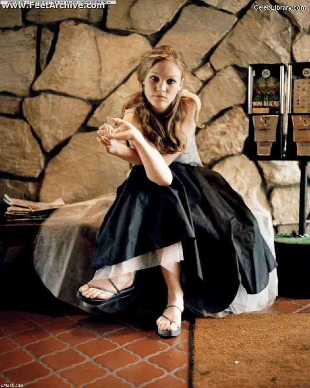 Julia Stiles photo 7 of 149