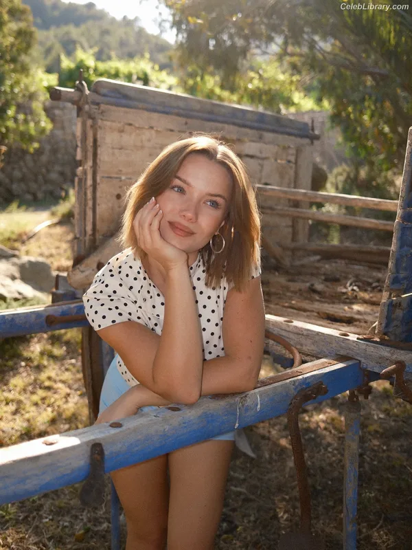 Julia Willecke photo 18 of 56