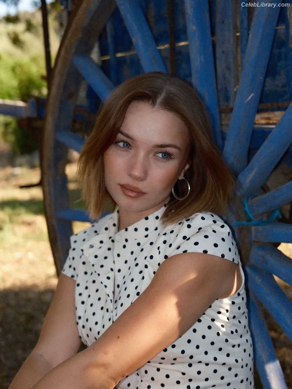 Julia Willecke photo 9 of 56