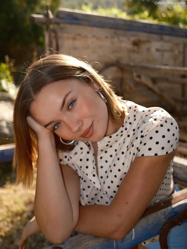 Julia Willecke photo 13 of 56