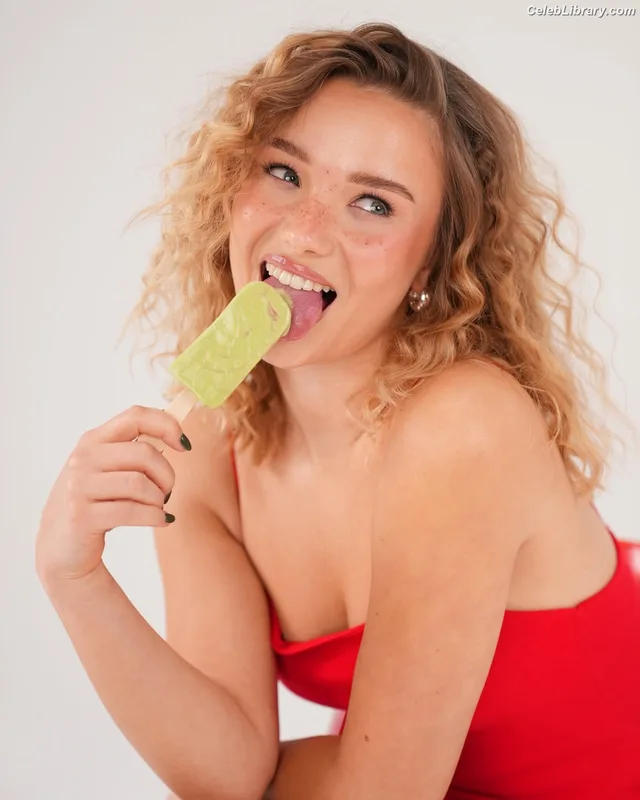 Julia Willecke photo 6 of 56
