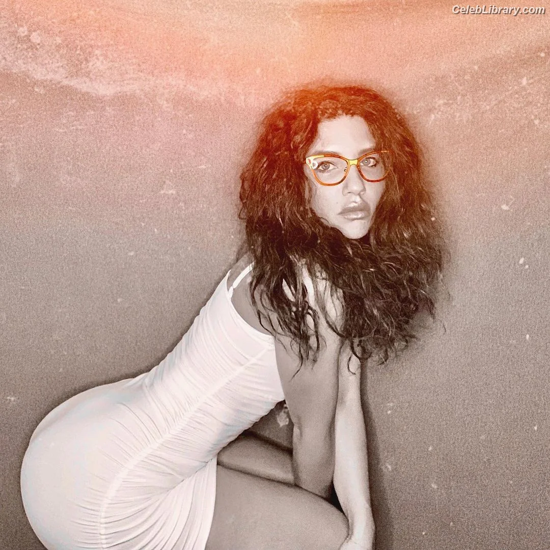 Juliana Harkavy photo 5 of 65