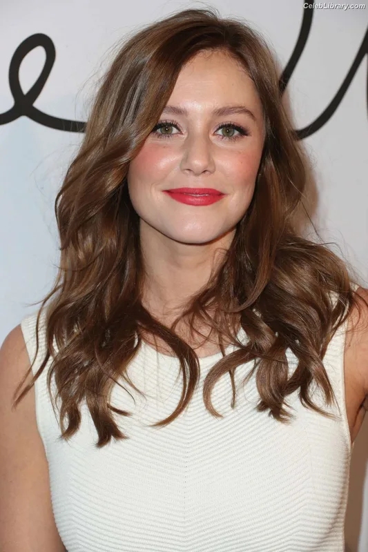 Julianna Guill photo 7 of 27