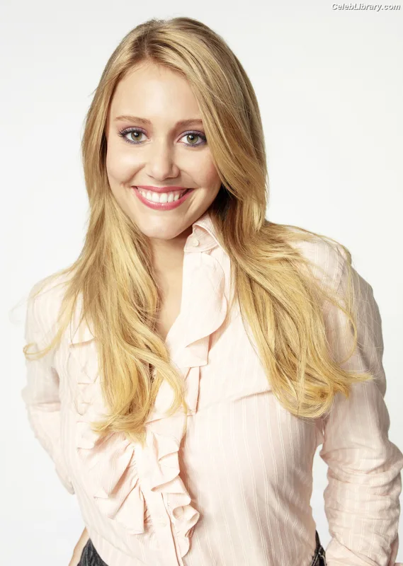 Julianna Guill photo 8 of 27
