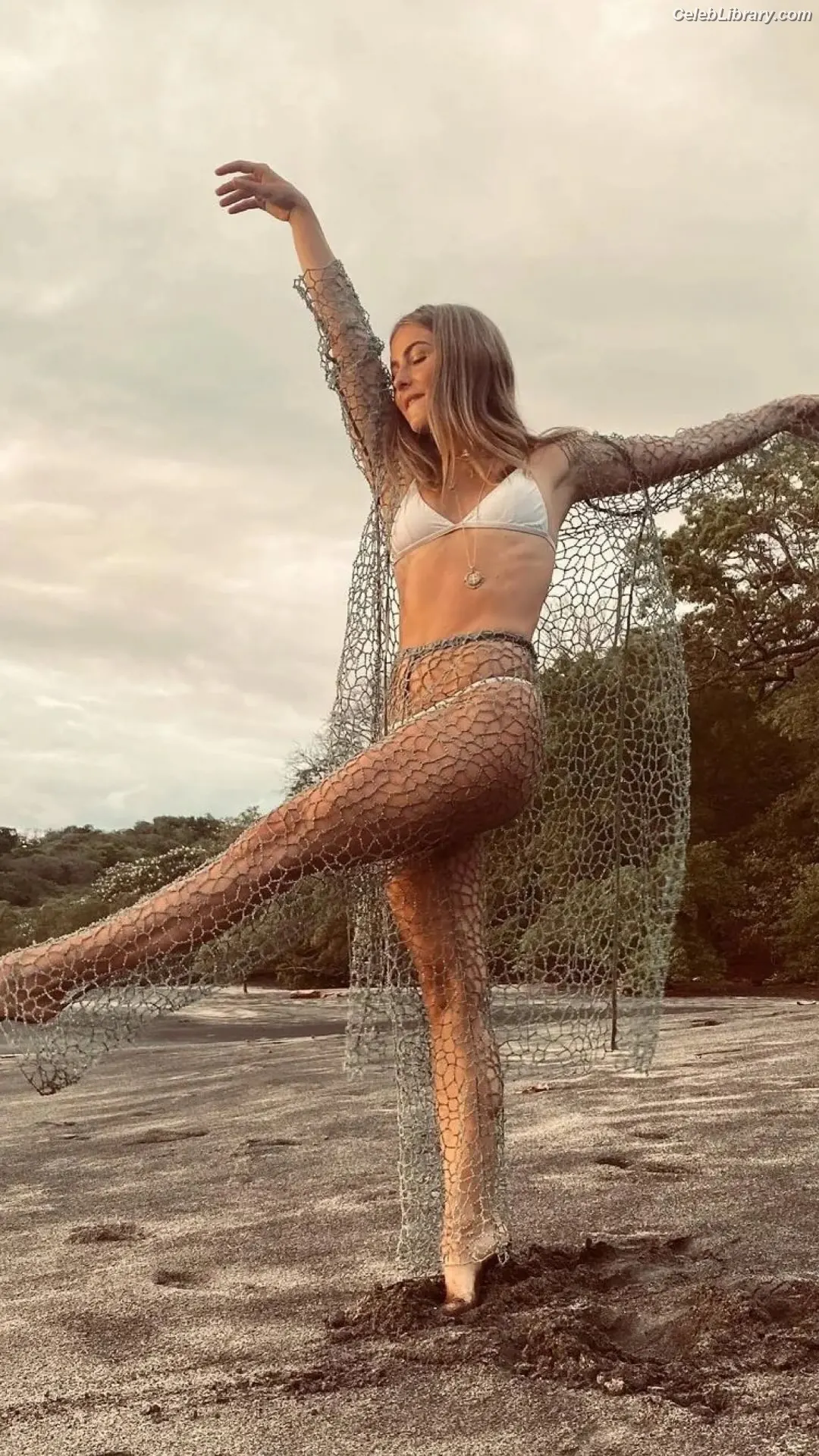 Julianne Hough photo 13 of 697
