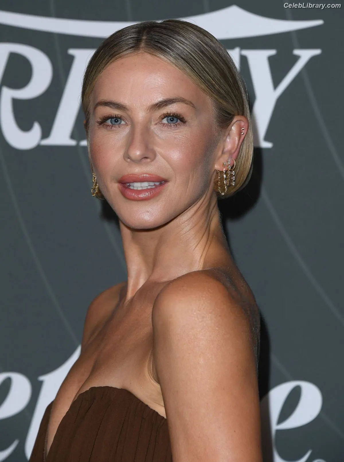 Julianne Hough photo 4 of 697