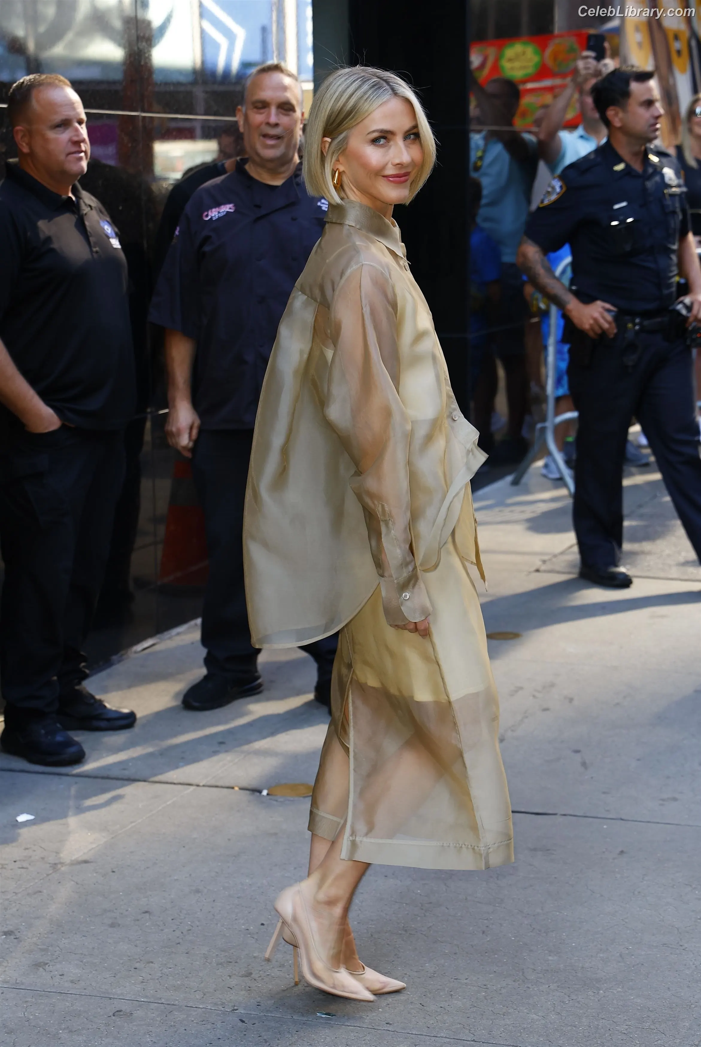 Julianne Hough photo 13 of 697