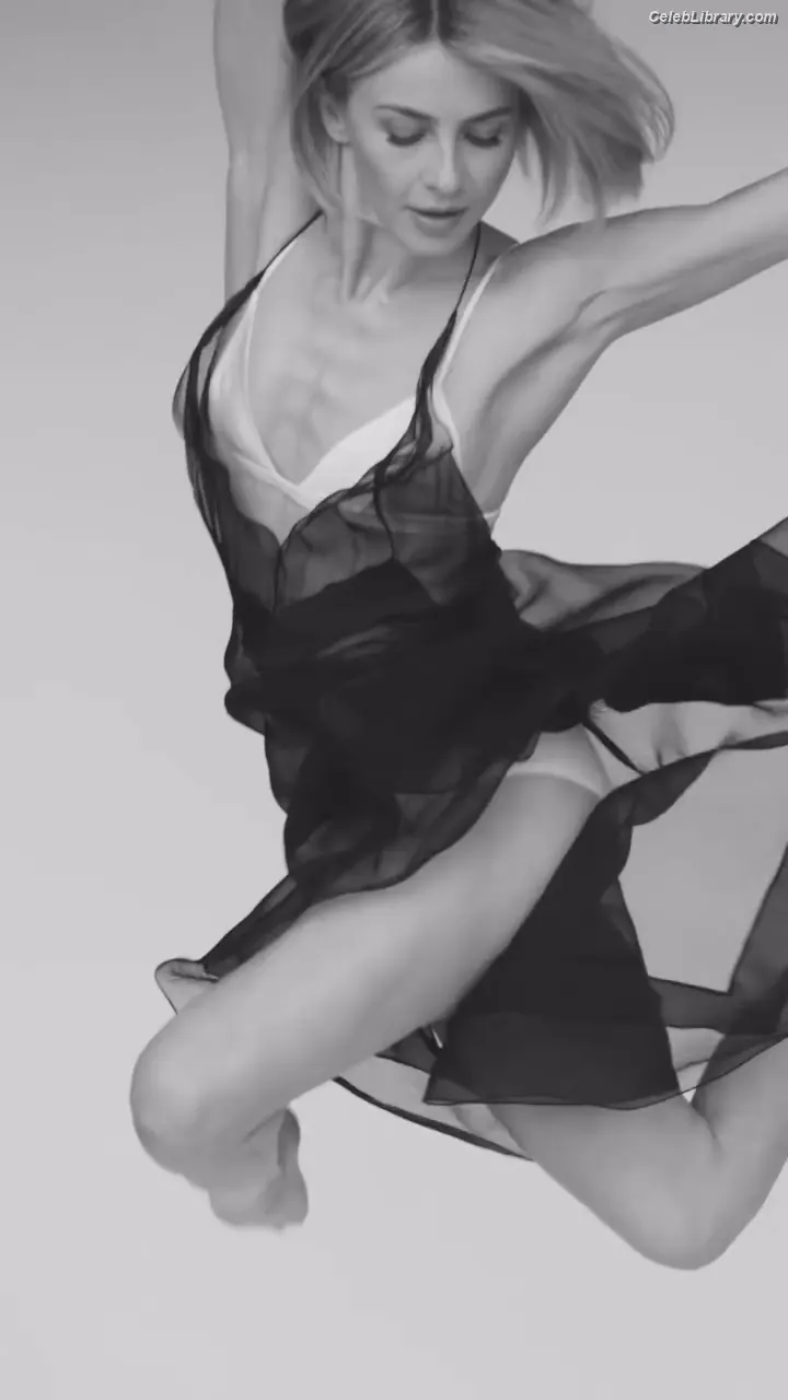 Julianne Hough photo 2 of 697