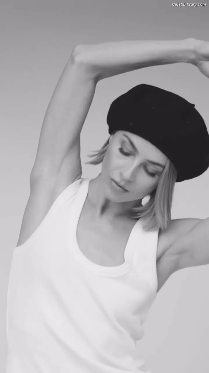 Julianne Hough photo 16 of 697