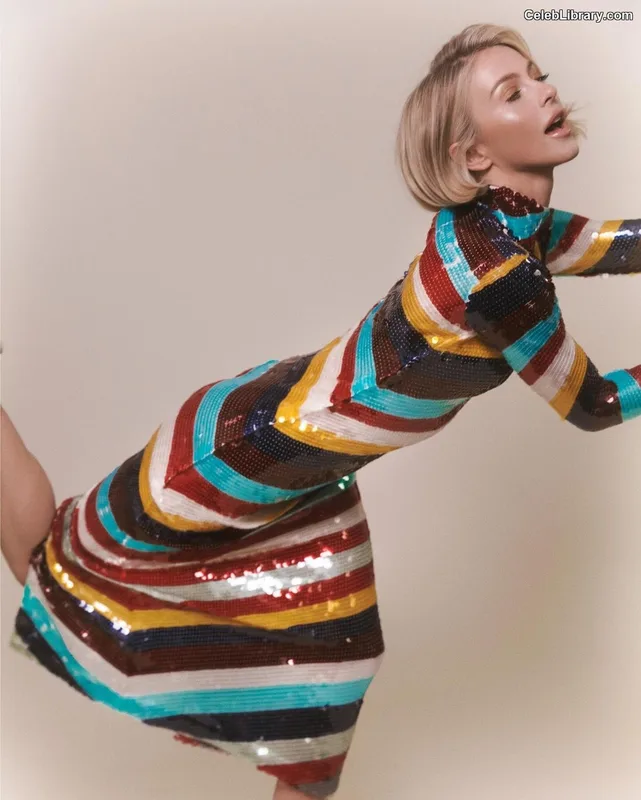 Julianne Hough photo 2 of 697