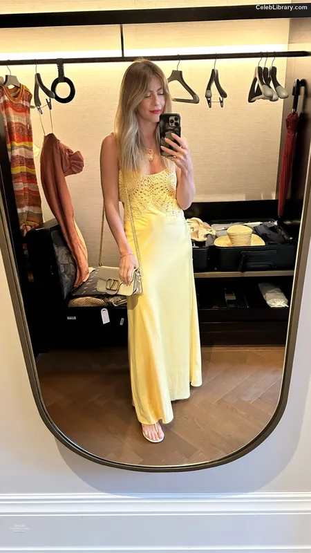 Julianne Hough photo 2 of 697