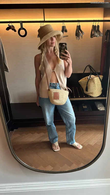 Julianne Hough photo 6 of 697