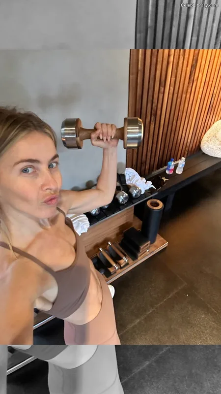 Julianne Hough photo 14 of 697