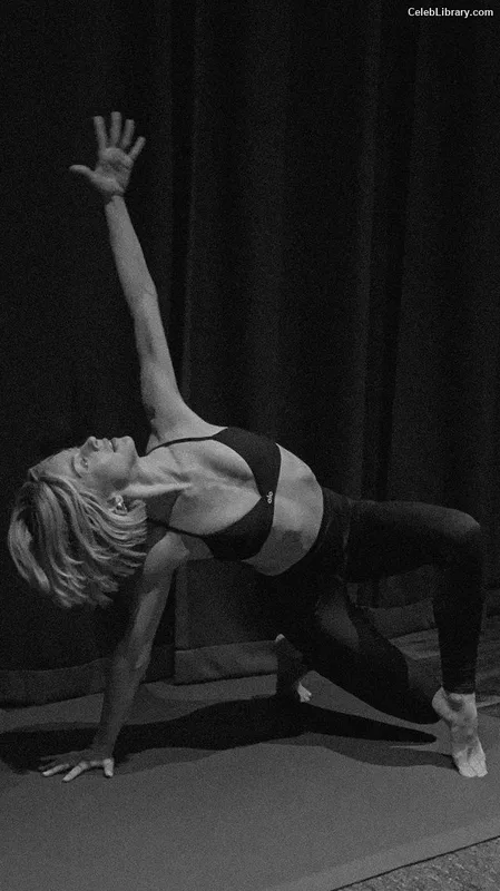 Julianne Hough photo 20 of 697