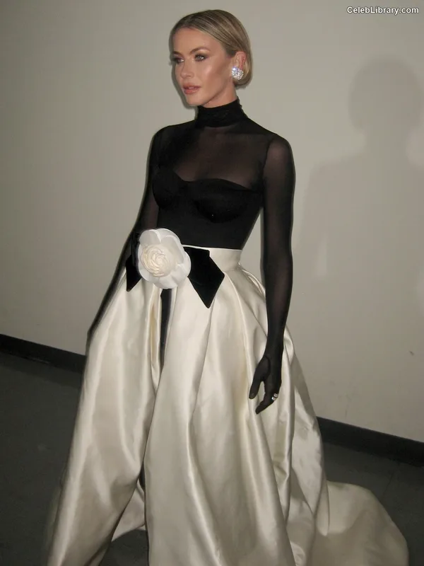 Julianne Hough photo 3 of 697