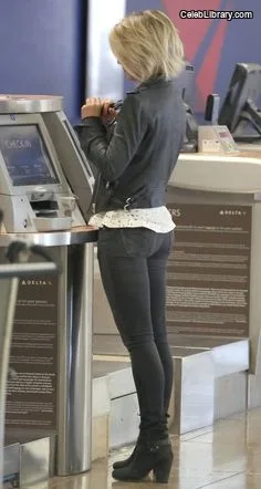 Julianne Hough photo 14 of 697