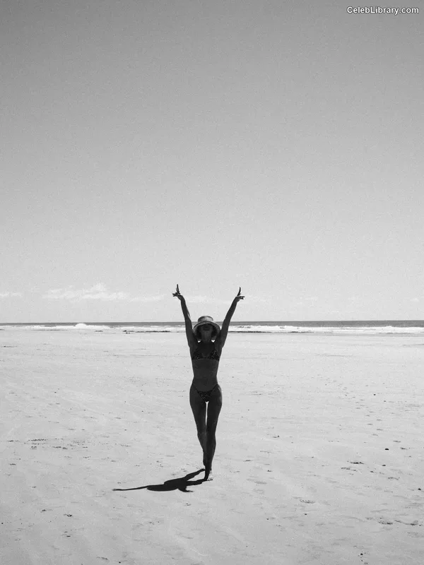 Julianne Hough photo 5 of 697