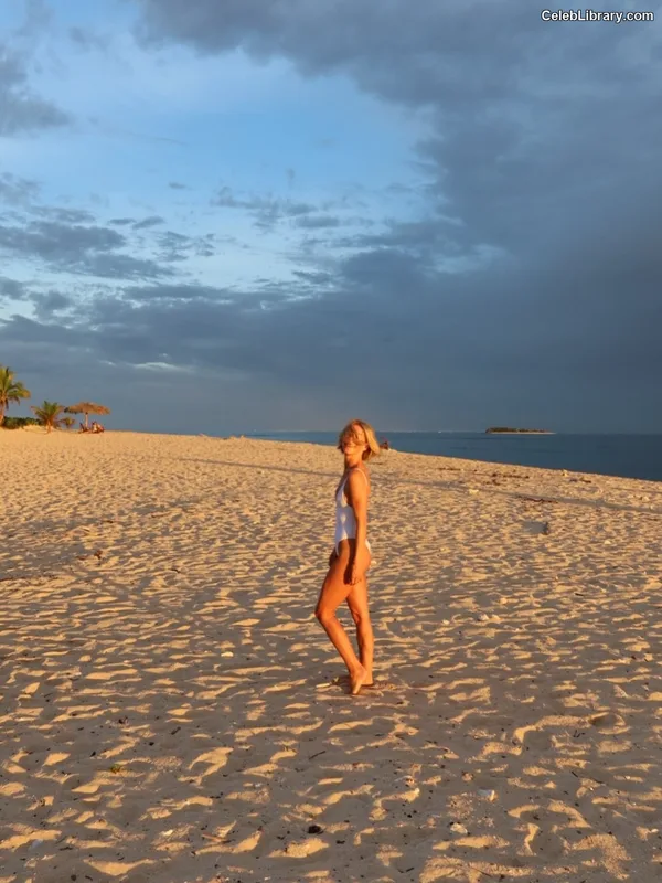 Julianne Hough photo 18 of 697