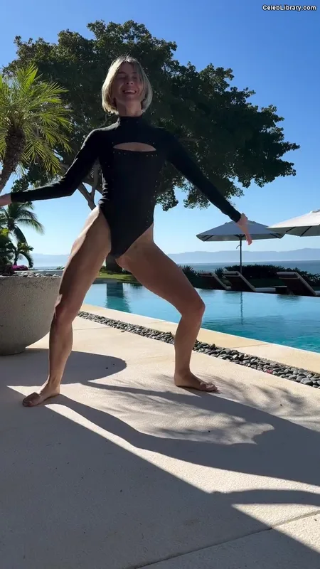 Julianne Hough photo 4 of 697