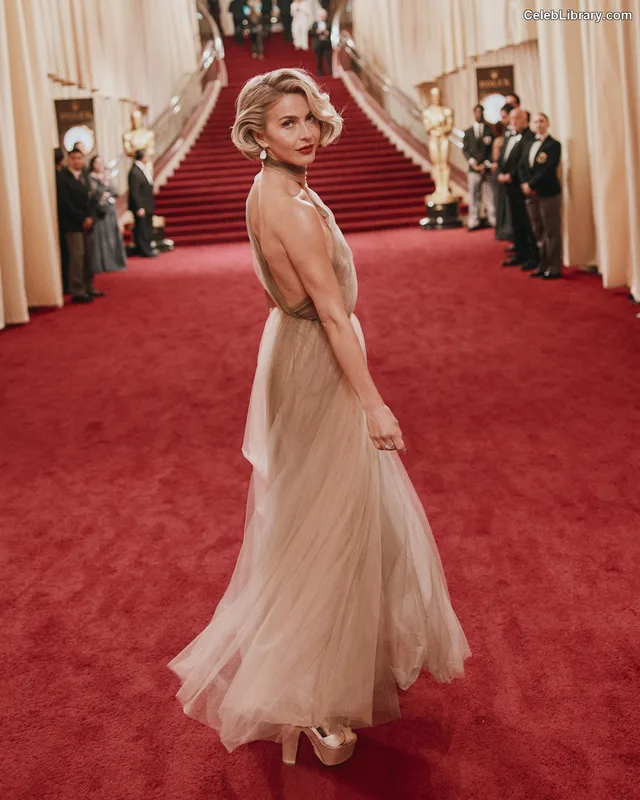 Julianne Hough photo 9 of 697