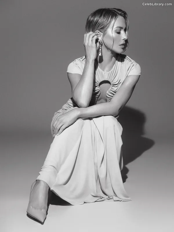 Julianne Hough photo 6 of 697