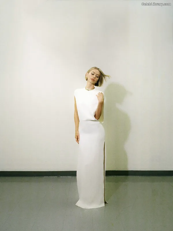 Julianne Hough photo 15 of 697
