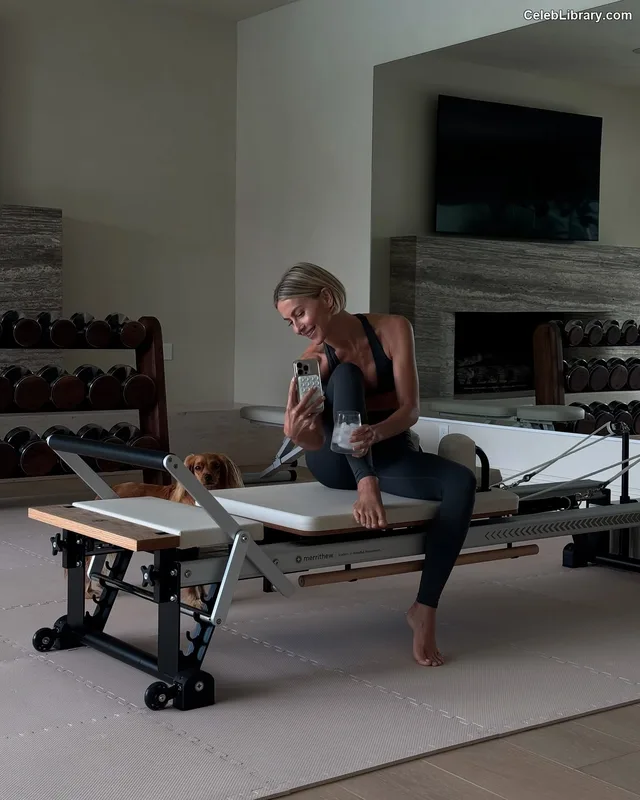 Julianne Hough photo 6 of 697