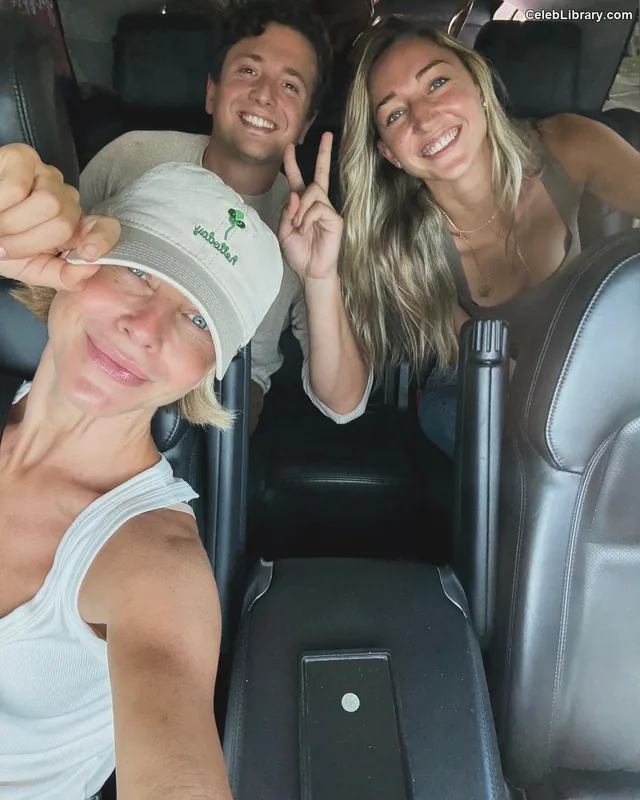 Julianne Hough photo 17 of 697