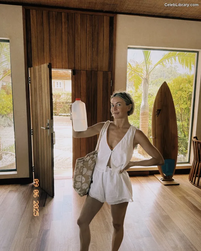 Julianne Hough photo 24 of 697
