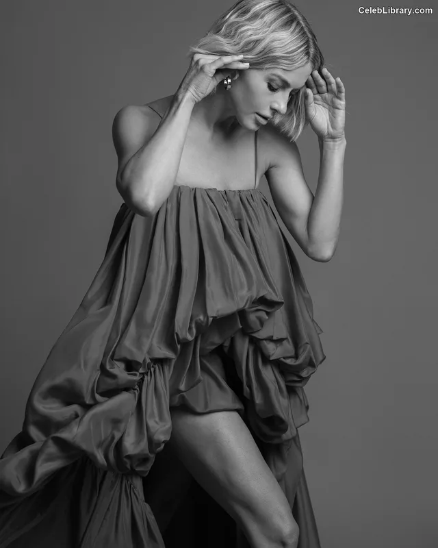 Julianne Hough photo 9 of 697