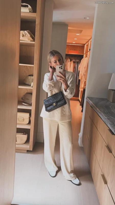 Julianne Hough photo 1 of 697