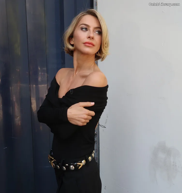 Julianne Hough photo 4 of 697