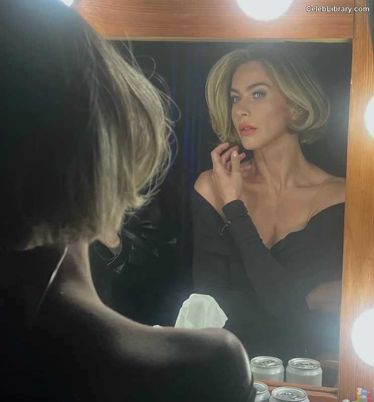 Julianne Hough photo 6 of 697