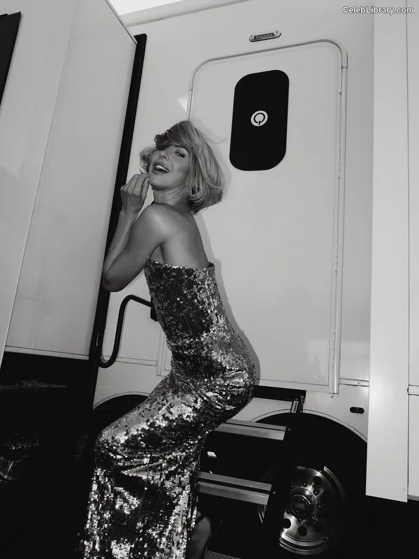 Julianne Hough photo 17 of 697