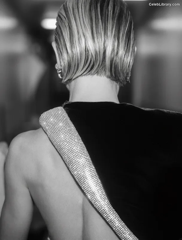 Julianne Hough photo 2 of 697