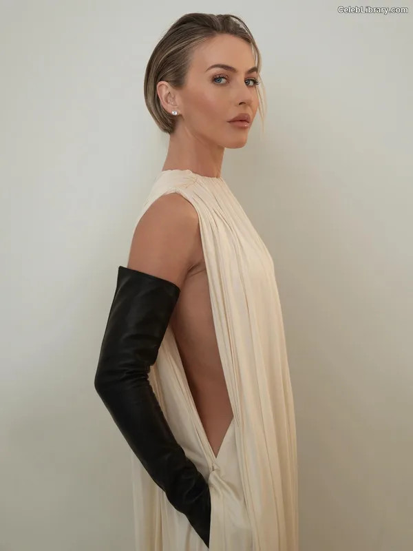 Julianne Hough photo 3 of 697