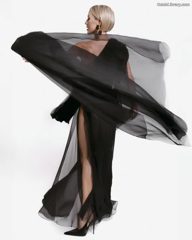 Julianne Hough photo 8 of 697