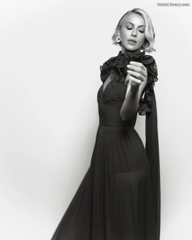 Julianne Hough photo 17 of 697