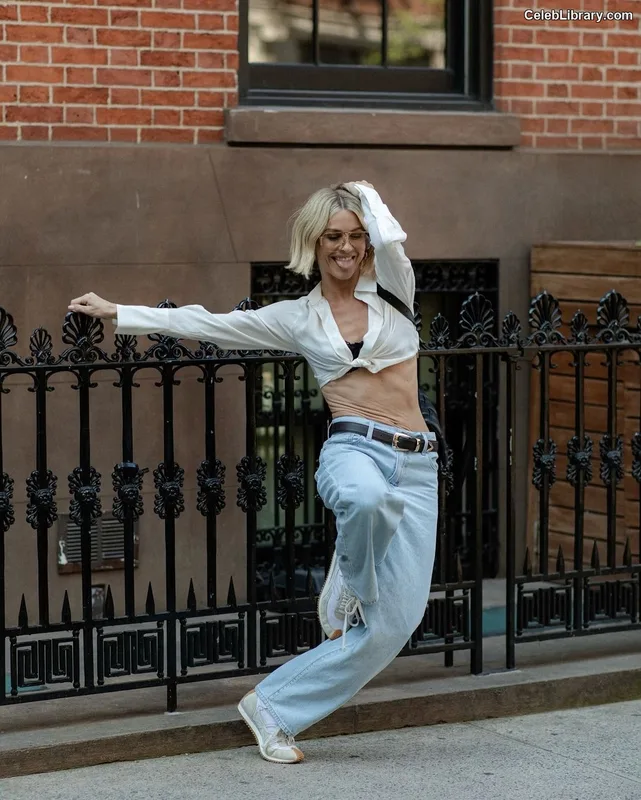 Julianne Hough photo 21 of 697