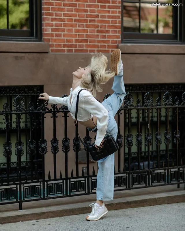 Julianne Hough photo 22 of 697