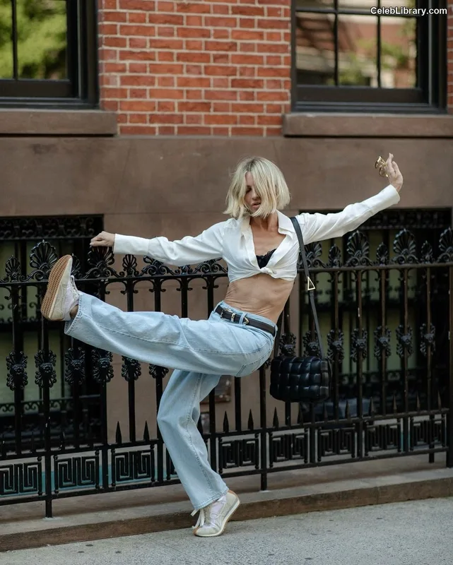 Julianne Hough photo 23 of 697