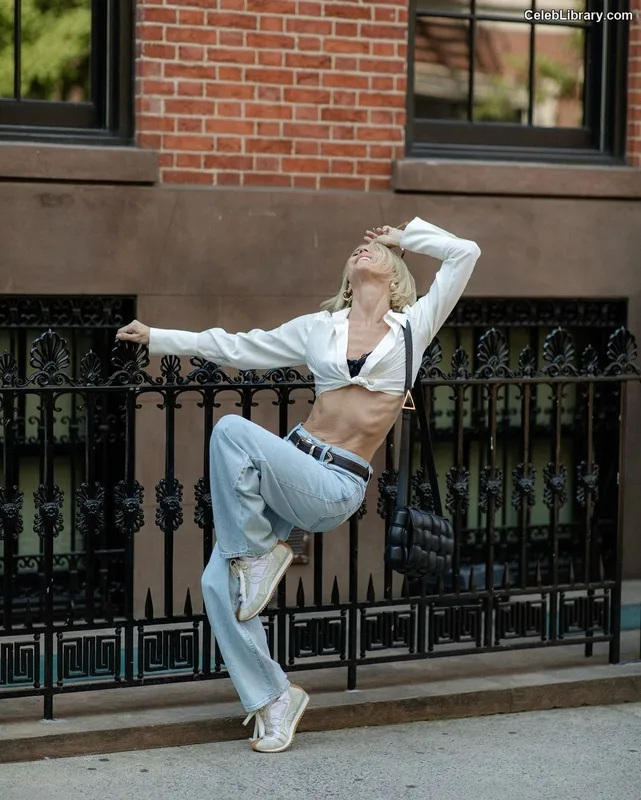 Julianne Hough photo 1 of 697
