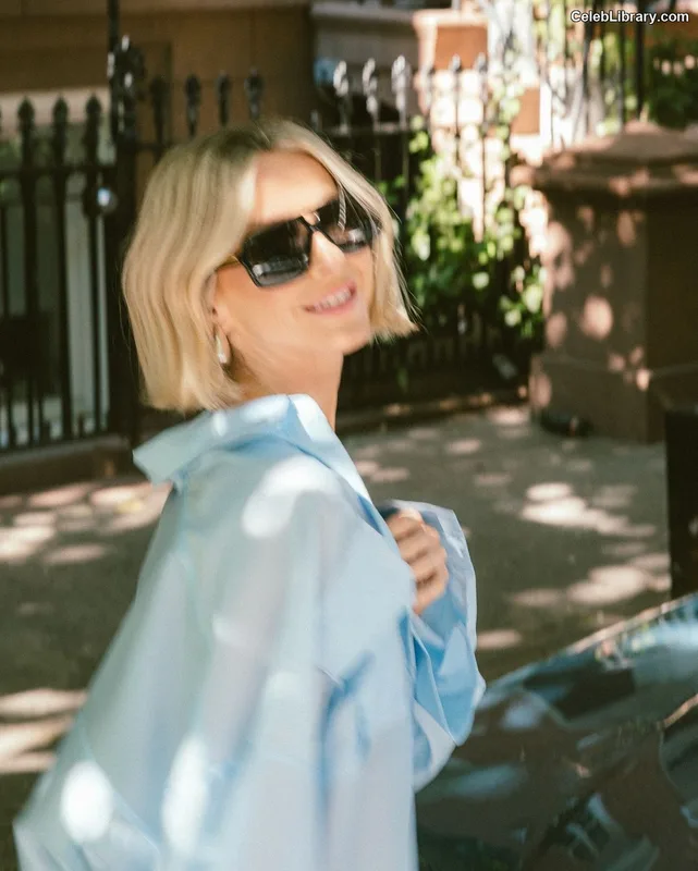 Julianne Hough photo 9 of 697