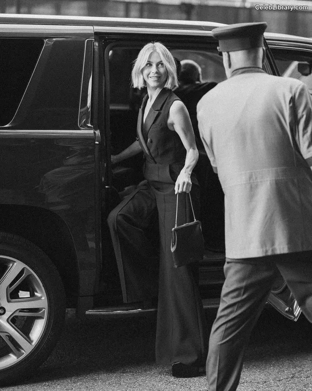 Julianne Hough photo 15 of 697