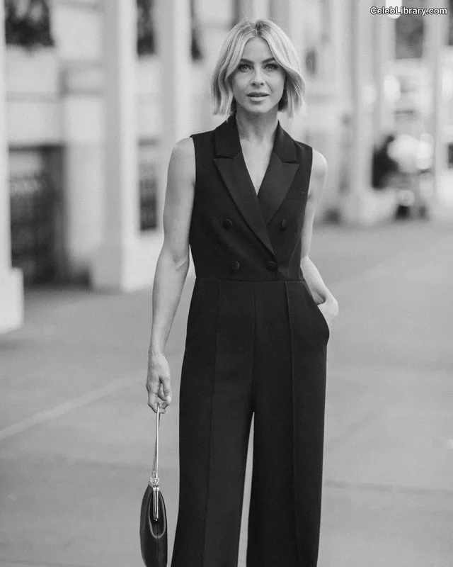 Julianne Hough photo 16 of 697