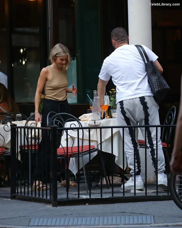 Julianne Hough photo 18 of 697