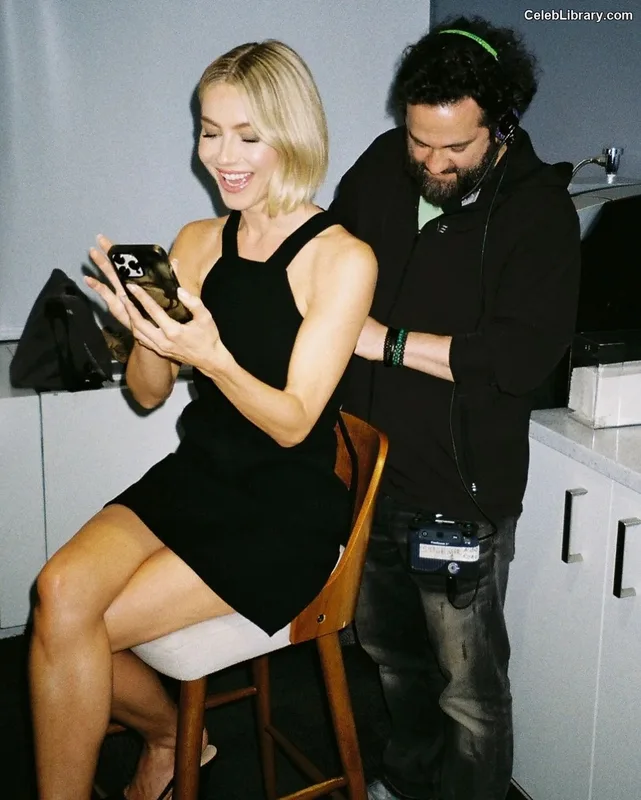 Julianne Hough photo 4 of 697